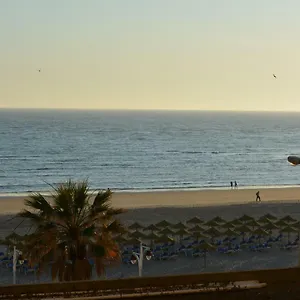 apartamento-playa-victoria-cadiz-11009.hotelsincadiz.net/